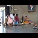 Wie in jedem hinduistischen Tempel kann man auch hier gegen einen festen Preis Pujas zelebrieren lassen